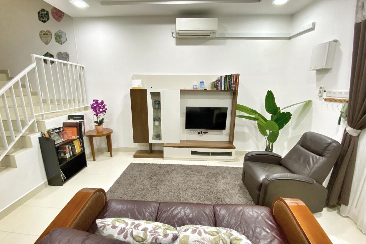 Teratak Persona Homestay. 4 Rooms Double Storey Terrace In Kuantan City. Esterno foto