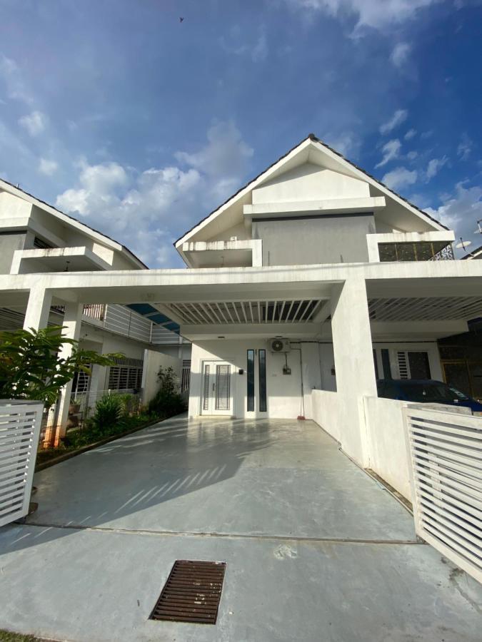 Teratak Persona Homestay. 4 Rooms Double Storey Terrace In Kuantan City. Esterno foto